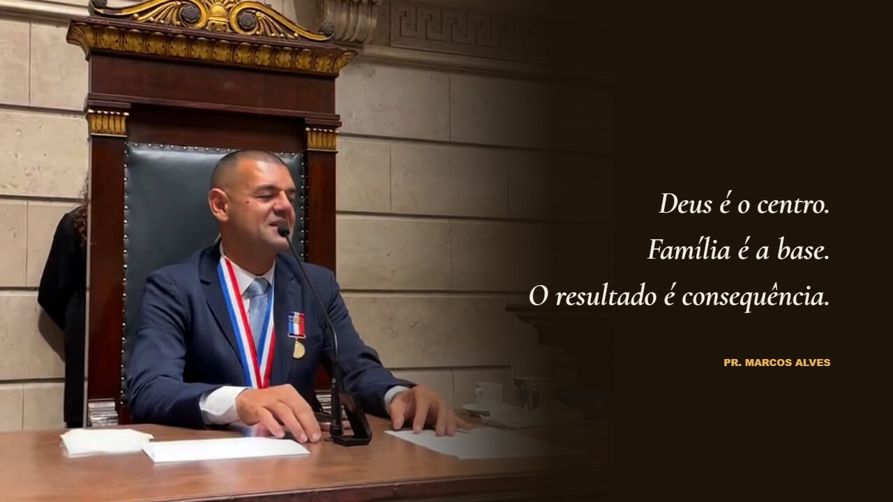 Pr. Marcos Alves recebendo a Medalha Pedro Ernesto — Deus é o centro. Família é a base. O resultado é consequência.