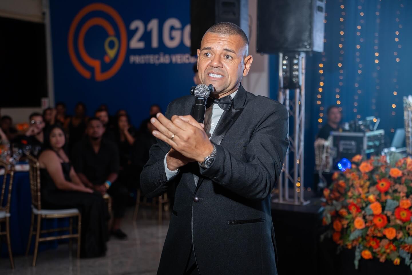 Pastor Marcos Alves falando em evento da 21Go